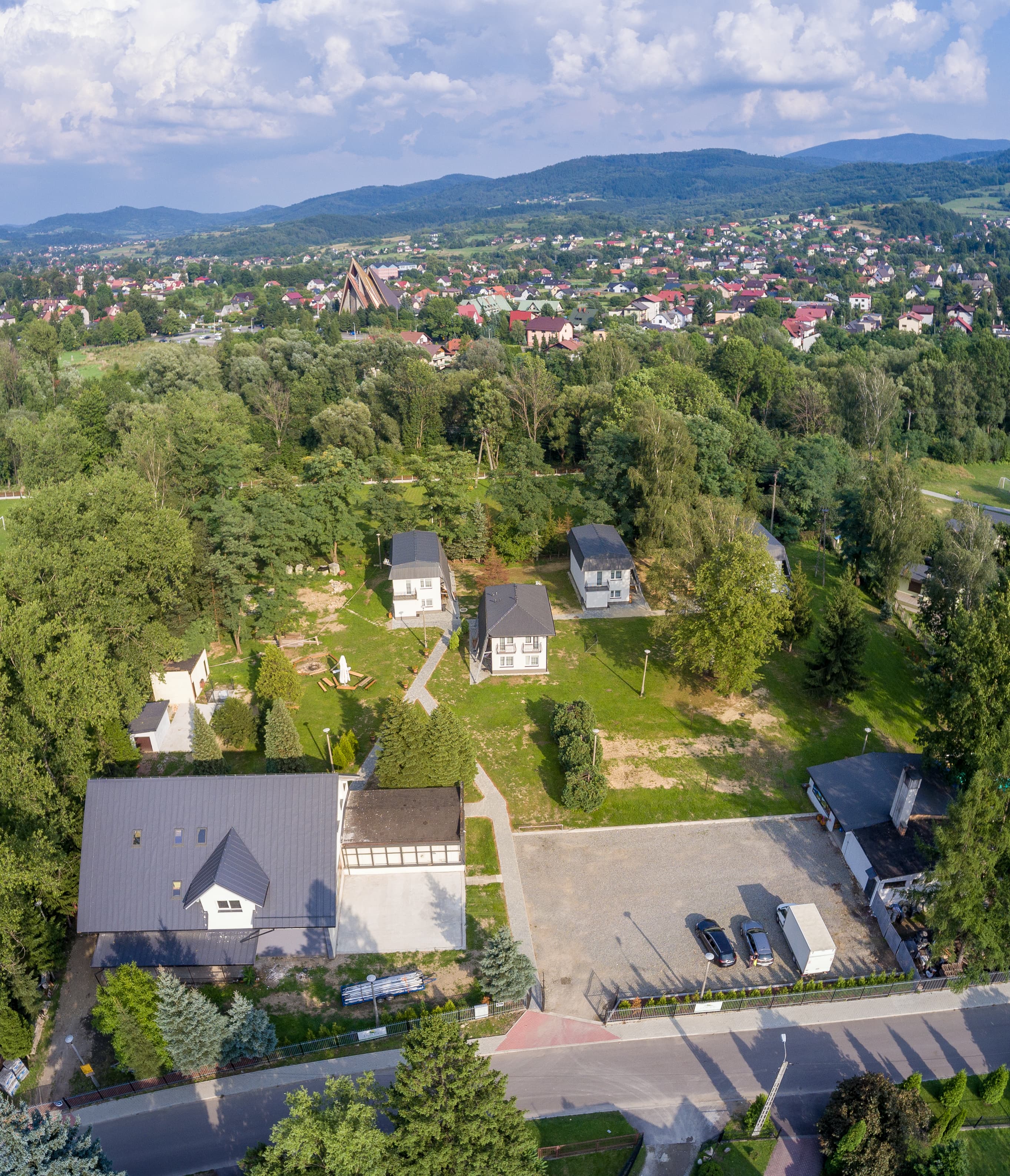 Ośrodek 4 Pory Roku z lotu ptaka, domki w otoczeniu Beskidów
